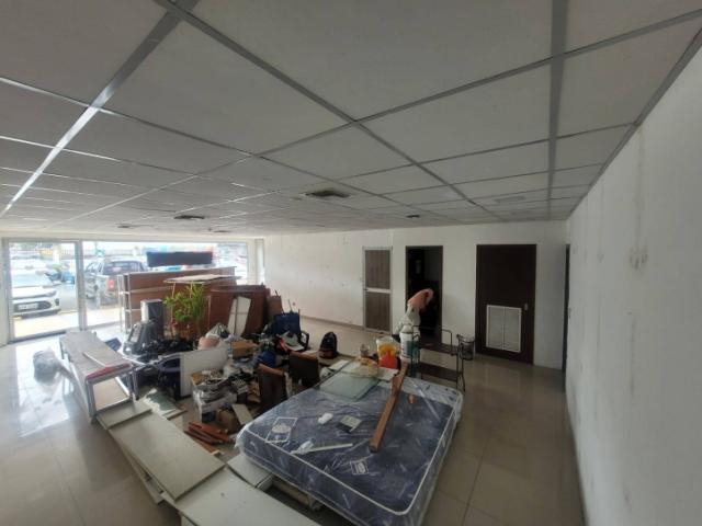 Local comercial en venta 140m²- Centro Empresarial River Pla
