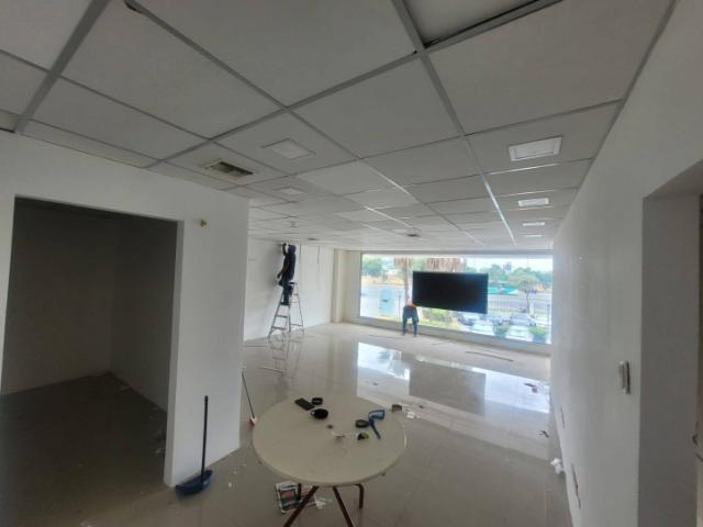 Local comercial en venta 140m²- Centro Empresarial River Pla