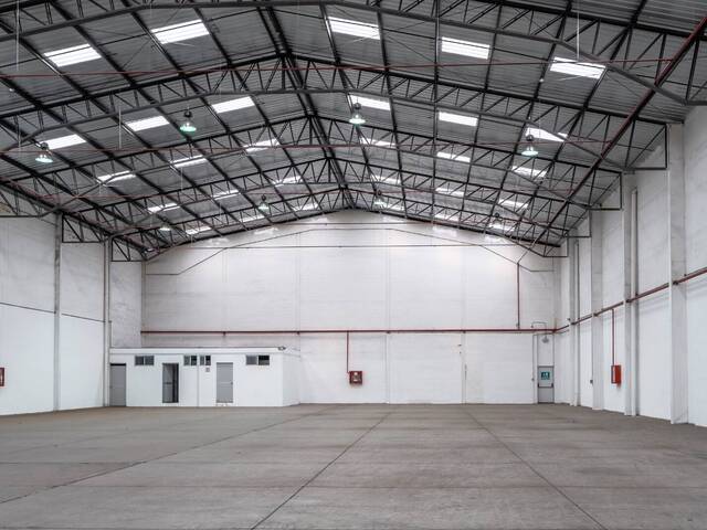 ¡Bodega Industrial de 2.500m² en Tababela, Quito: Tu Solució