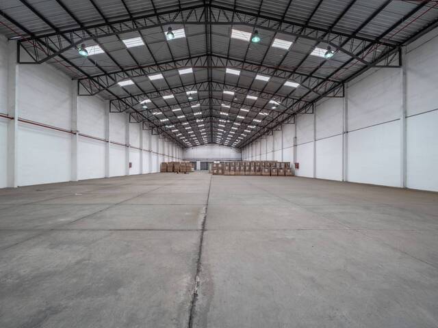 ¡Bodega Industrial de 2.500m² en Tababela, Quito: Tu Solució