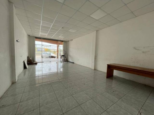 En alquiler local comercial 50m²- Dentro Parque Industrial, 