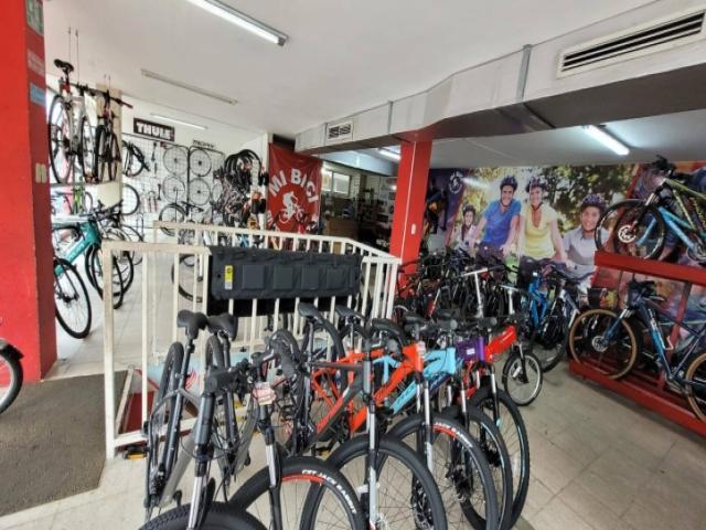 Alquiler LOCAL COMERCIAL ESQUINERO 2 plantas - 45670M2- UR