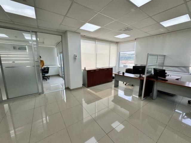Oficina de 57mts con balcón vista a la calle Av León Febres