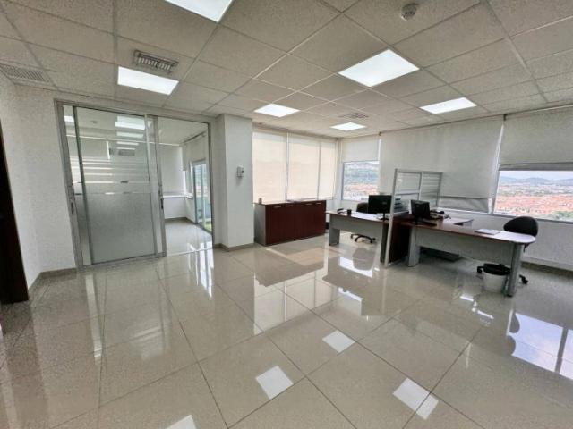 Oficina de 57mts con balcón vista a la calle Av León Febres