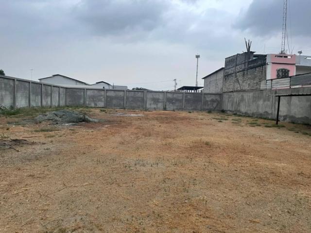 Terreno rellenado en alquiler 1261m² con oficinas 68m² - Vía