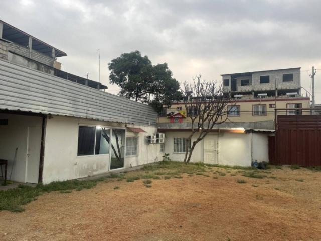 Terreno rellenado en alquiler 1261m² con oficinas 68m² - Vía