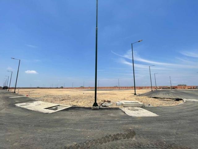 Terrenos comerciales en venta 576m² - En complejo - Vía Durá